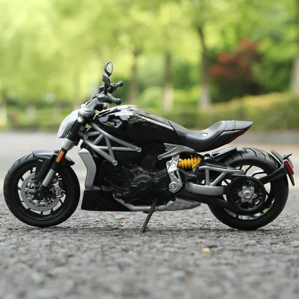 Maisto 1:12 Ducati X Diacel 2021 Motorcycle Model Static Diecast Collectible Hobby Moto Replica - Image 3