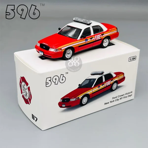 596 1:64 Scale Fire Engine Los Angeles Suburban CV New York Fire Victoria Simulation Alloy Car Model Display Collectible Gift - Image 7