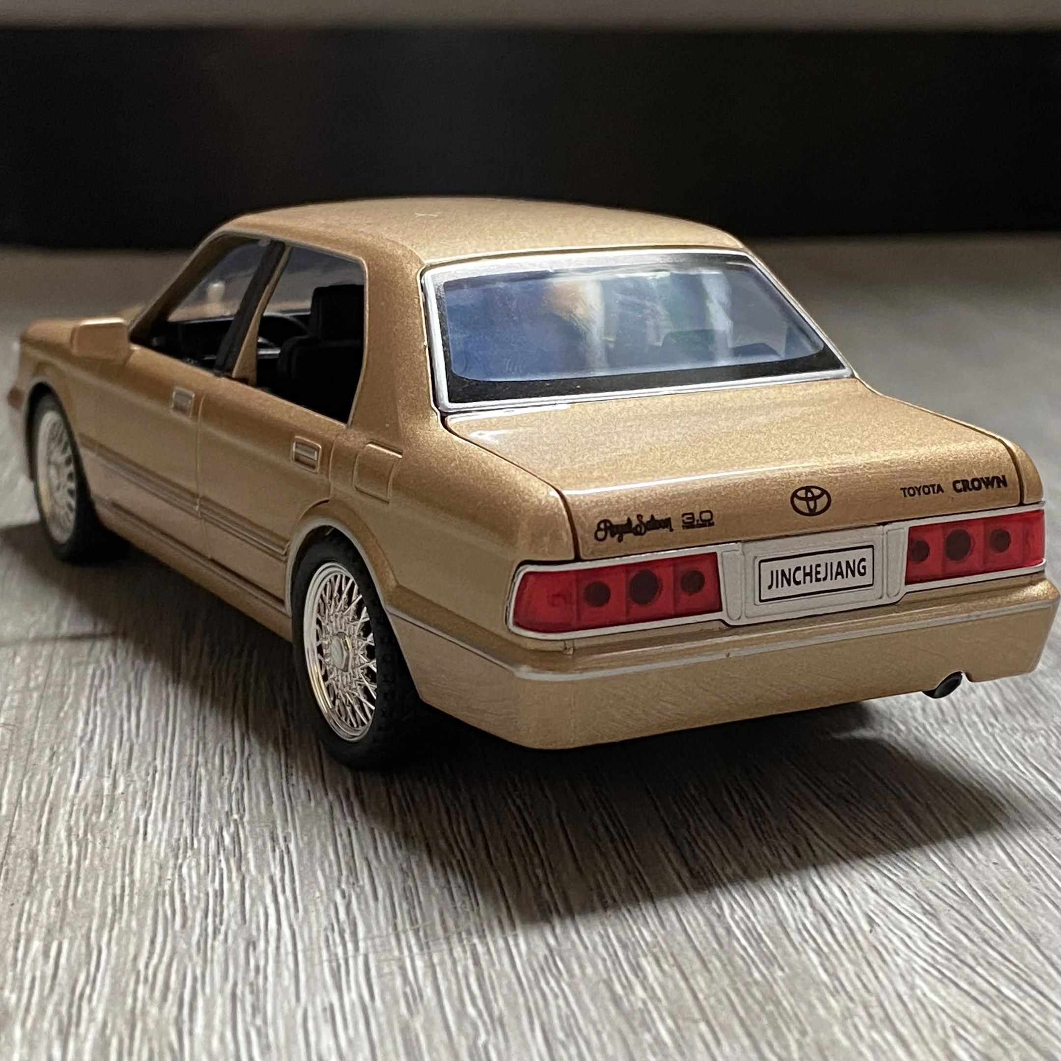1:32 Toyota Crown Royal Classic Vehicle Alloy Diecast Model Car Children's Toy Car Miniature Vehicle Collection Hobbies Holiday - Image 5