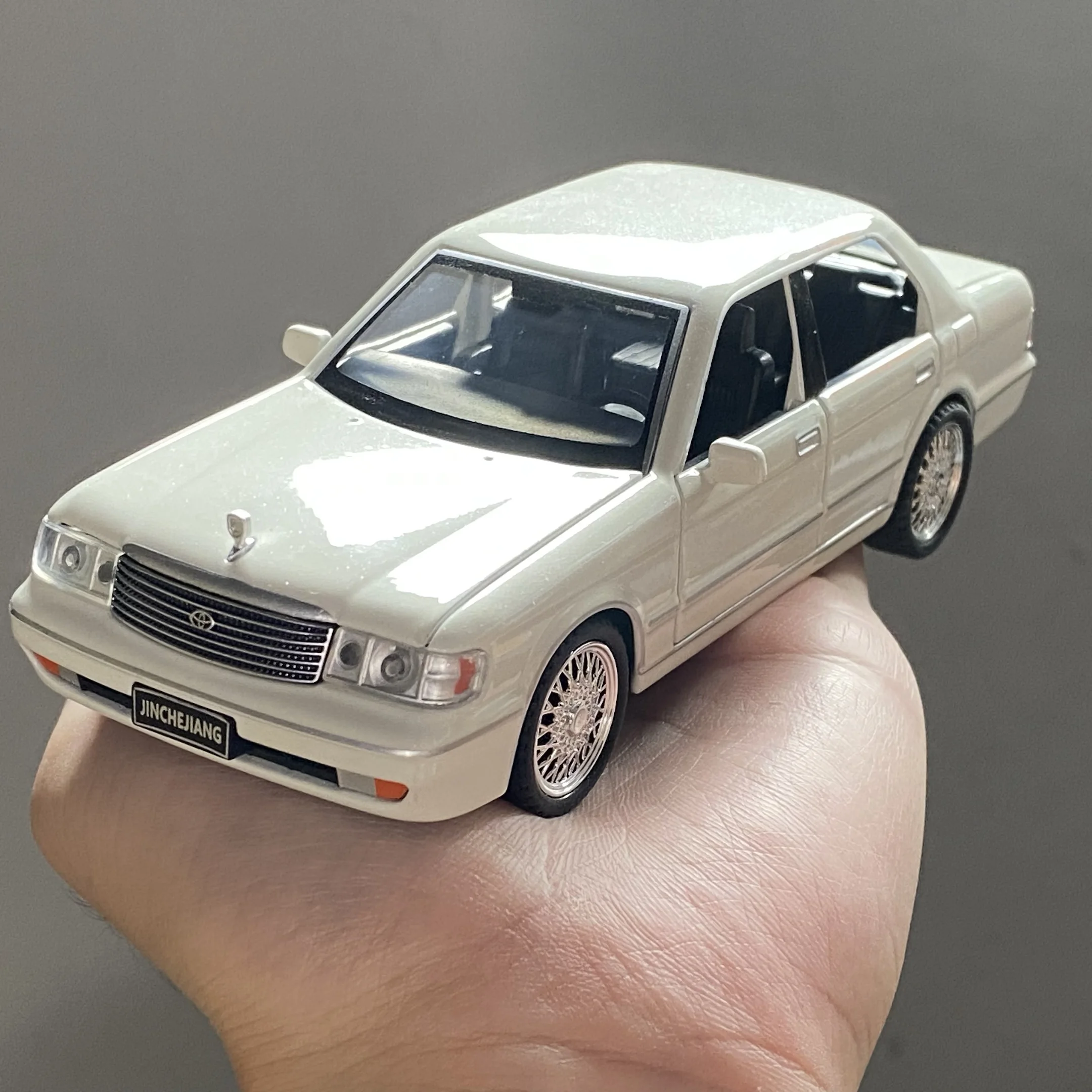 1:32 Toyota Crown Royal Classic Vehicle Alloy Diecast Model Car Children's Toy Car Miniature Vehicle Collection Hobbies Holiday - Image 6
