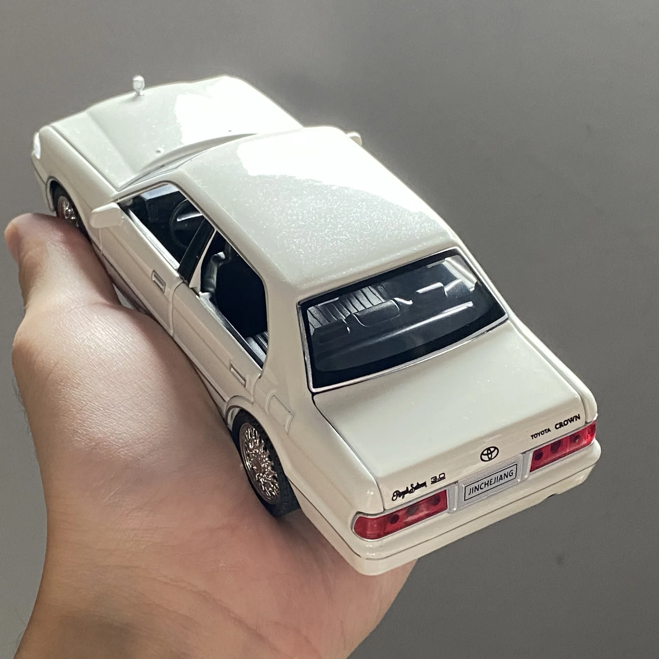 1:32 Toyota Crown Royal Classic Vehicle Alloy Diecast Model Car Children's Toy Car Miniature Vehicle Collection Hobbies Holiday - Image 4