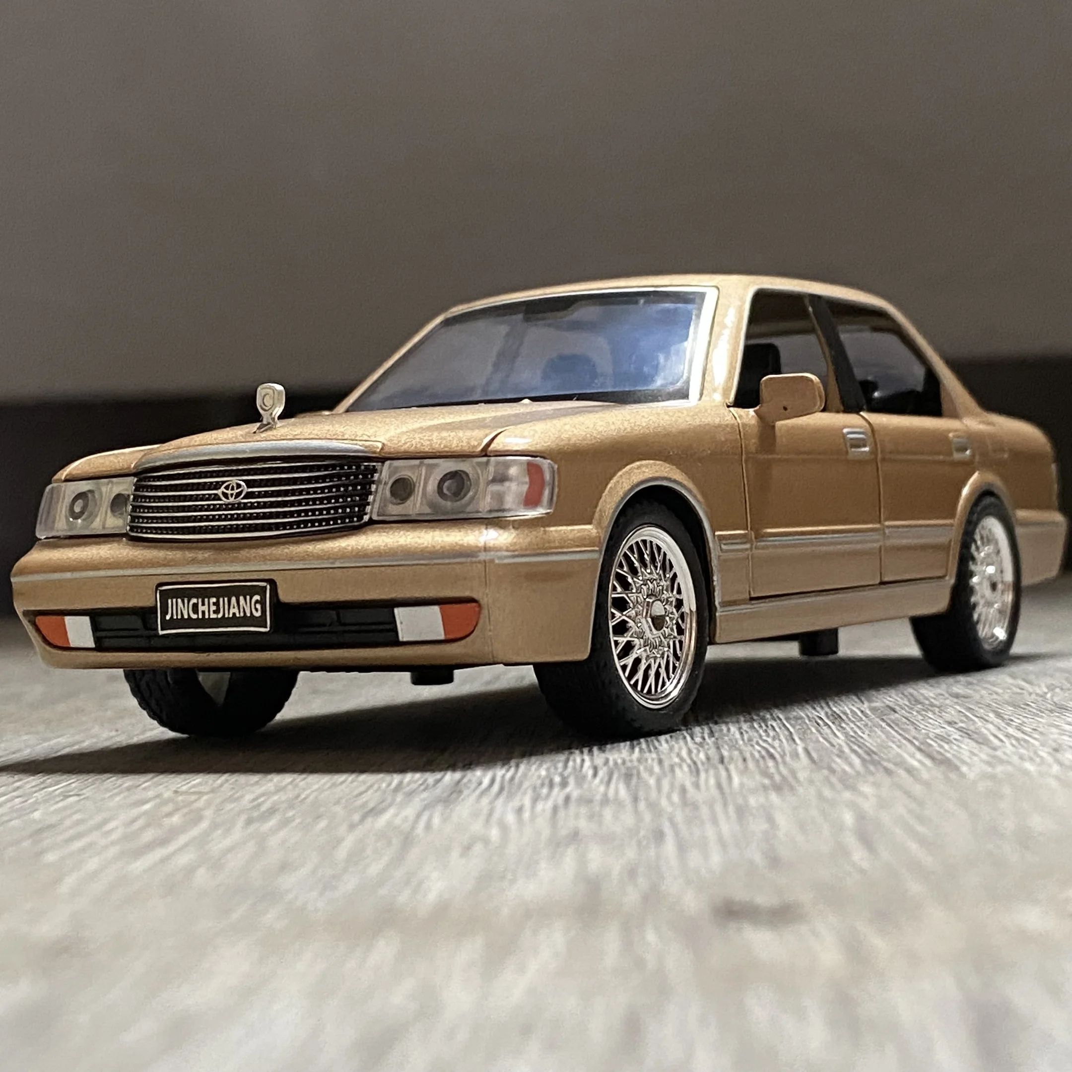 1:32 Toyota Crown Royal Classic Vehicle Alloy Diecast Model Car Children's Toy Car Miniature Vehicle Collection Hobbies Holiday - Image 3