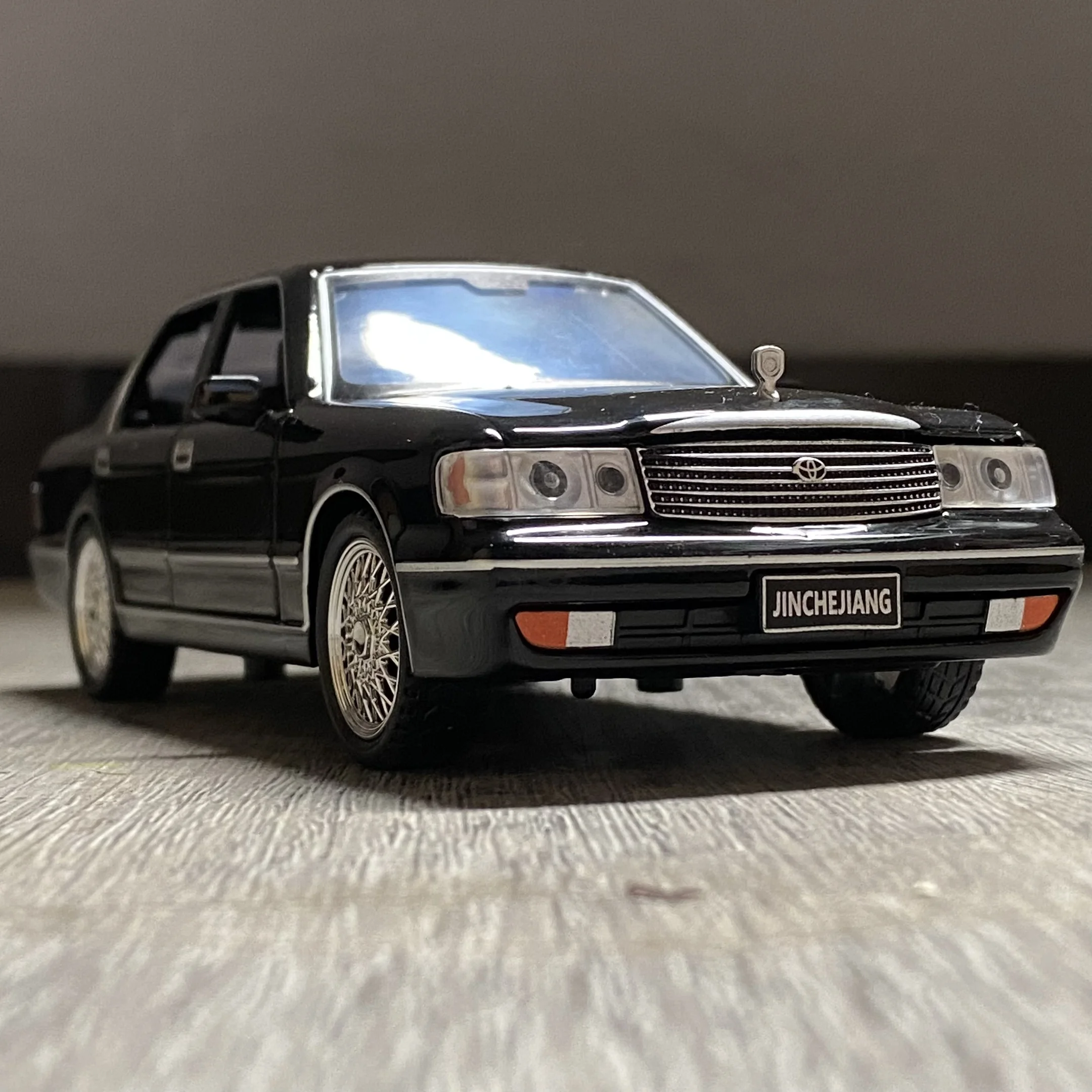 1:32 Toyota Crown Royal Classic Vehicle Alloy Diecast Model Car Children's Toy Car Miniature Vehicle Collection Hobbies Holiday - Image 2