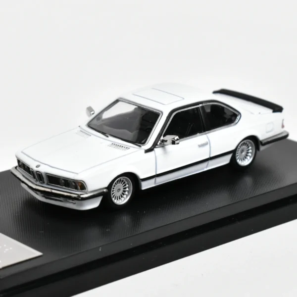 STREET WARRIOR SW 1:64 Awesome 635 CSI Collectible Diecast Model Car - Image 4