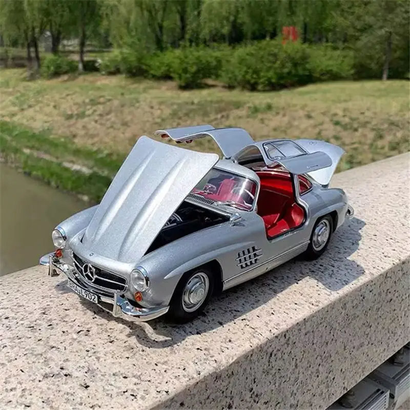 1:32 300SL Alloy Retro Car Model Diecasts Metal Classic Vehicles Car Model Simulation Sound and Light Collection Kids Toys Gifts