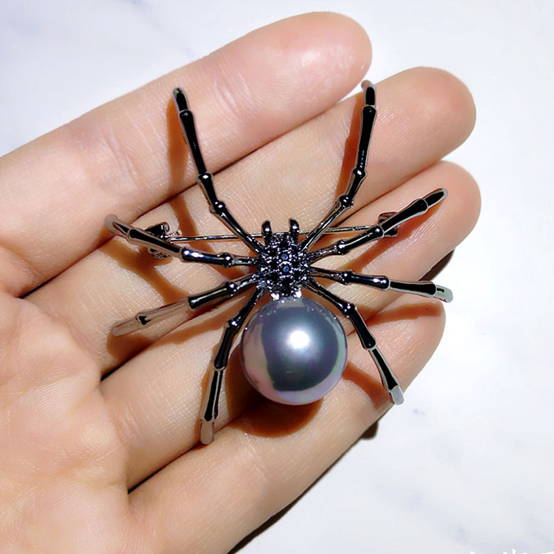 Exaggerated-black-white-spider-creative-brooch-men-women-party-clothes-scarf-accessories-pin-brooches-gift.jpg