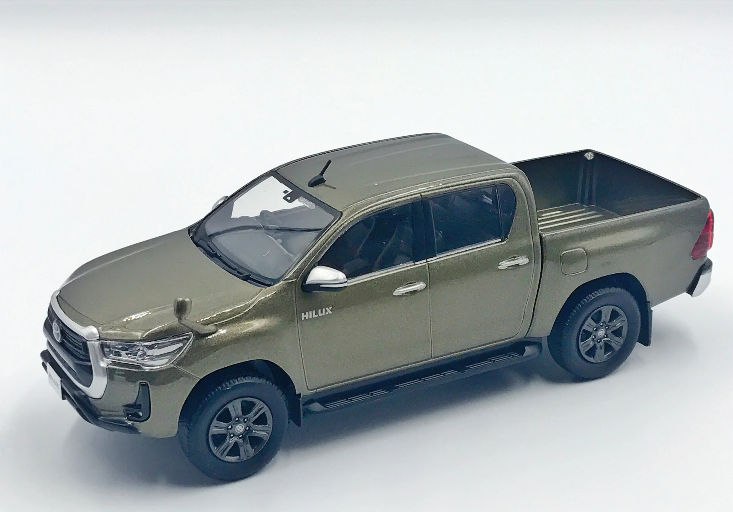 Original-Factory-1-30-Hilux-Pickup-Sports-Truck-Simulation-Limited-Edition-Alloy-Metal-Static-Car-Model.webp